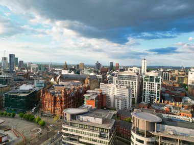 İngiltere üzerinde Sunset 'in Altın Saati sırasında Central Greater Manchester City Centre ve Tall Buildings' deki ikonik binaların yüksek açılı görüntüsü. Hava Görüntüleri, 5 Mayıs 2024 'te kısmen bulutlu ve rüzgarlı bir günde Drone' un Kamerasıyla yakalandı..