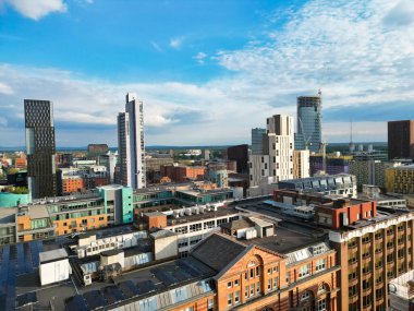 İngiltere üzerinde Sunset 'in Altın Saati sırasında Central Greater Manchester City Centre ve Tall Buildings' deki ikonik binaların yüksek açılı görüntüsü. Hava Görüntüleri, 5 Mayıs 2024 'te kısmen bulutlu ve rüzgarlı bir günde Drone' un Kamerasıyla yakalandı..