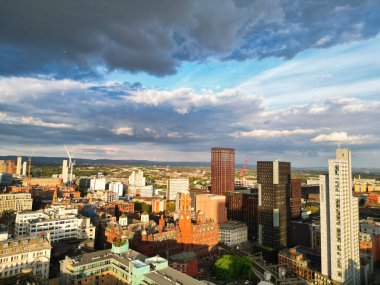 İngiltere üzerinde Sunset 'in Altın Saati sırasında Central Greater Manchester City Centre ve Tall Buildings' deki ikonik binaların yüksek açılı görüntüsü. Hava Görüntüleri, 5 Mayıs 2024 'te kısmen bulutlu ve rüzgarlı bir günde Drone' un Kamerasıyla yakalandı..