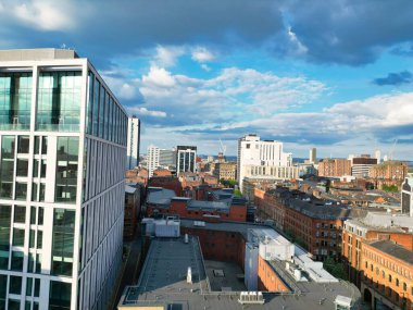 İngiltere üzerinde Sunset 'in Altın Saati sırasında Central Greater Manchester City Centre ve Tall Buildings' deki ikonik binaların yüksek açılı görüntüsü. Hava Görüntüleri, 5 Mayıs 2024 'te kısmen bulutlu ve rüzgarlı bir günde Drone' un Kamerasıyla yakalandı..