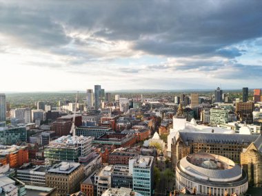 İngiltere üzerinde Sunset 'in Altın Saati sırasında Central Greater Manchester City Centre ve Tall Buildings' deki ikonik binaların yüksek açılı görüntüsü. Hava Görüntüleri, 5 Mayıs 2024 'te kısmen bulutlu ve rüzgarlı bir günde Drone' un Kamerasıyla yakalandı..