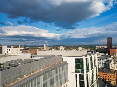 İngiltere üzerinde Sunset 'in Altın Saati sırasında Central Greater Manchester City Centre ve Tall Buildings' deki ikonik binaların yüksek açılı görüntüsü. Hava Görüntüleri, 5 Mayıs 2024 'te kısmen bulutlu ve rüzgarlı bir günde Drone' un Kamerasıyla yakalandı..