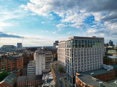 İngiltere üzerinde Sunset 'in Altın Saati sırasında Central Greater Manchester City Centre ve Tall Buildings' deki ikonik binaların yüksek açılı görüntüsü. Hava Görüntüleri, 5 Mayıs 2024 'te kısmen bulutlu ve rüzgarlı bir günde Drone' un Kamerasıyla yakalandı..