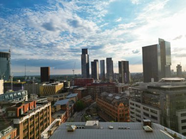 İngiltere üzerinde Sunset 'in Altın Saati sırasında Central Greater Manchester City Centre ve Tall Buildings' deki ikonik binaların yüksek açılı görüntüsü. Hava Görüntüleri, 5 Mayıs 2024 'te kısmen bulutlu ve rüzgarlı bir günde Drone' un Kamerasıyla yakalandı..