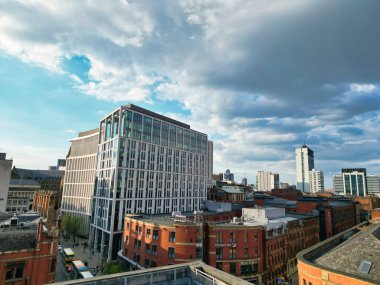 İngiltere üzerinde Sunset 'in Altın Saati sırasında Central Greater Manchester City Centre ve Tall Buildings' deki ikonik binaların yüksek açılı görüntüsü. Hava Görüntüleri, 5 Mayıs 2024 'te kısmen bulutlu ve rüzgarlı bir günde Drone' un Kamerasıyla yakalandı..