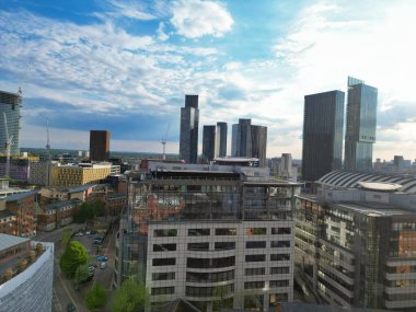 İngiltere üzerinde Sunset 'in Altın Saati sırasında Central Greater Manchester City Centre ve Tall Buildings' deki ikonik binaların yüksek açılı görüntüsü. Hava Görüntüleri, 5 Mayıs 2024 'te kısmen bulutlu ve rüzgarlı bir günde Drone' un Kamerasıyla yakalandı..