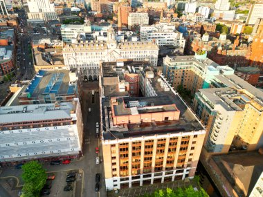 İngiltere üzerinde Sunset 'in Altın Saati sırasında Central Greater Manchester City Centre ve Tall Buildings' deki ikonik binaların yüksek açılı görüntüsü. Hava Görüntüleri, 5 Mayıs 2024 'te kısmen bulutlu ve rüzgarlı bir günde Drone' un Kamerasıyla yakalandı..