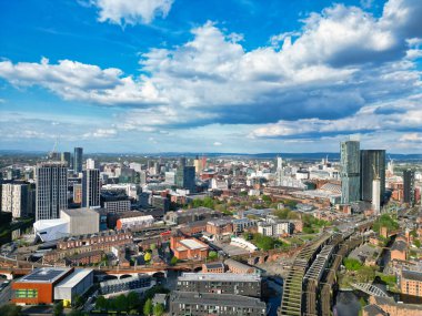 İngiltere üzerinde Sunset 'in Altın Saati sırasında Central Greater Manchester City Centre ve Tall Buildings' deki ikonik binaların yüksek açılı görüntüsü. Hava Görüntüleri, 5 Mayıs 2024 'te kısmen bulutlu ve rüzgarlı bir günde Drone' un Kamerasıyla yakalandı..