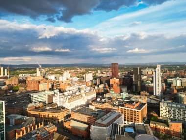 İngiltere üzerinde Sunset 'in Altın Saati sırasında Central Greater Manchester City Centre ve Tall Buildings' deki ikonik binaların yüksek açılı görüntüsü. Hava Görüntüleri, 5 Mayıs 2024 'te kısmen bulutlu ve rüzgarlı bir günde Drone' un Kamerasıyla yakalandı..