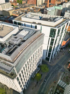 İngiltere üzerinde Sunset 'in Altın Saati sırasında Central Greater Manchester City Centre ve Tall Buildings' deki ikonik binaların yüksek açılı görüntüsü. Hava Görüntüleri, 5 Mayıs 2024 'te kısmen bulutlu ve rüzgarlı bir günde Drone' un Kamerasıyla yakalandı..