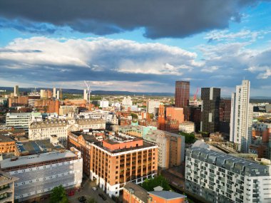 İngiltere üzerinde Sunset 'in Altın Saati sırasında Central Greater Manchester City Centre ve Tall Buildings' deki ikonik binaların yüksek açılı görüntüsü. Hava Görüntüleri, 5 Mayıs 2024 'te kısmen bulutlu ve rüzgarlı bir günde Drone' un Kamerasıyla yakalandı..