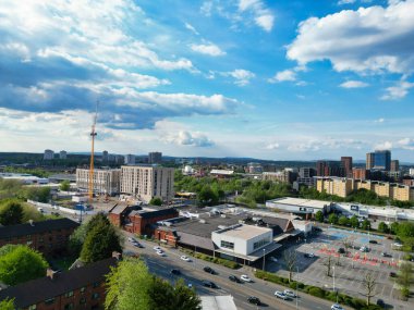 İngiltere üzerinde Sunset 'in Altın Saati sırasında Central Greater Manchester City Centre ve Tall Buildings' deki ikonik binaların yüksek açılı görüntüsü. Hava Görüntüleri, 5 Mayıs 2024 'te kısmen bulutlu ve rüzgarlı bir günde Drone' un Kamerasıyla yakalandı..