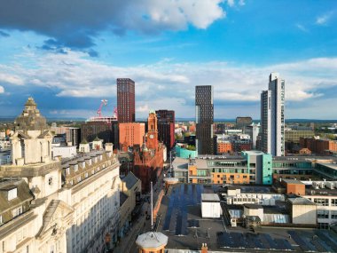 İngiltere üzerinde Sunset 'in Altın Saati sırasında Central Greater Manchester City Centre ve Tall Buildings' deki ikonik binaların yüksek açılı görüntüsü. Hava Görüntüleri, 5 Mayıs 2024 'te kısmen bulutlu ve rüzgarlı bir günde Drone' un Kamerasıyla yakalandı..