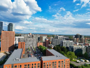 İngiltere üzerinde Sunset 'in Altın Saati sırasında Central Greater Manchester City Centre ve Tall Buildings' deki ikonik binaların yüksek açılı görüntüsü. Hava Görüntüleri, 5 Mayıs 2024 'te kısmen bulutlu ve rüzgarlı bir günde Drone' un Kamerasıyla yakalandı..