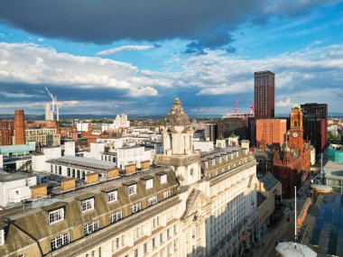 İngiltere üzerinde Sunset 'in Altın Saati sırasında Central Greater Manchester City Centre ve Tall Buildings' deki ikonik binaların yüksek açılı görüntüsü. Hava Görüntüleri, 5 Mayıs 2024 'te kısmen bulutlu ve rüzgarlı bir günde Drone' un Kamerasıyla yakalandı..