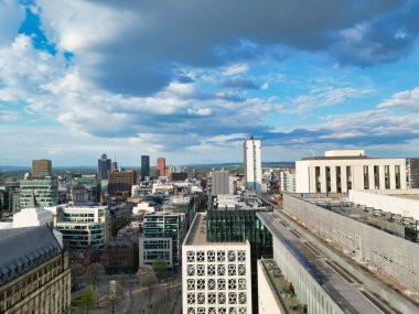 İngiltere üzerinde Sunset 'in Altın Saati sırasında Central Greater Manchester City Centre ve Tall Buildings' deki ikonik binaların yüksek açılı görüntüsü. Hava Görüntüleri, 5 Mayıs 2024 'te kısmen bulutlu ve rüzgarlı bir günde Drone' un Kamerasıyla yakalandı..