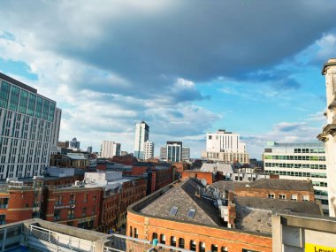 İngiltere üzerinde Sunset 'in Altın Saati sırasında Central Greater Manchester City Centre ve Tall Buildings' deki ikonik binaların yüksek açılı görüntüsü. Hava Görüntüleri, 5 Mayıs 2024 'te kısmen bulutlu ve rüzgarlı bir günde Drone' un Kamerasıyla yakalandı..