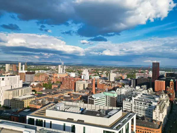 İngiltere üzerinde Sunset 'in Altın Saati sırasında Central Greater Manchester City Centre ve Tall Buildings' deki ikonik binaların yüksek açılı görüntüsü. Hava Görüntüleri, 5 Mayıs 2024 'te kısmen bulutlu ve rüzgarlı bir günde Drone' un Kamerasıyla yakalandı..
