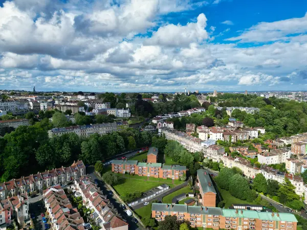 İngiltere 'nin güneybatısındaki Hotwells Central Bristol City' deki hava görüntüleri. Yüksek Açılı Kamera 27 Mayıs 2024 'te İHA' nın Orta Yükseklikten Kamerası ile yakalandı..