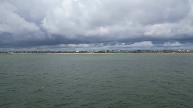 Brighton ve İngiltere 'nin Hove şehrindeki Holland Town' un plaj ve okyanus manzarası. British Pier Waters 'ın hava görüntüleri 22 Mayıs 2024' te İHA 'nın Orta Yükseklikten Kamerasıyla çekildi.