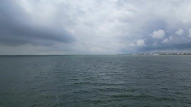 Brighton ve İngiltere 'nin Hove şehrindeki Holland Town' un plaj ve okyanus manzarası. British Pier Waters 'ın hava görüntüleri 22 Mayıs 2024' te İHA 'nın Orta Yükseklikten Kamerasıyla çekildi.