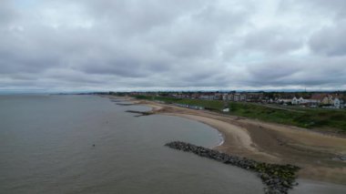 Brighton ve İngiltere 'nin Hove şehrindeki Holland Town' un plaj ve okyanus manzarası. British Pier Waters 'ın hava görüntüleri 22 Mayıs 2024' te İHA 'nın Orta Yükseklikten Kamerasıyla çekildi.