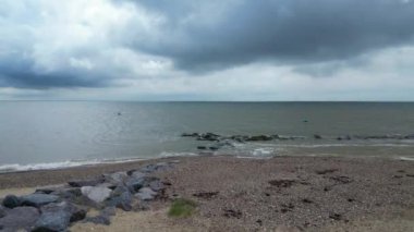 Brighton ve İngiltere 'nin Hove şehrindeki Holland Town' un plaj ve okyanus manzarası. British Pier Waters 'ın hava görüntüleri 22 Mayıs 2024' te İHA 'nın Orta Yükseklikten Kamerasıyla çekildi.
