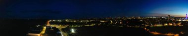Yüksek Açılı Gece Panoramik Manzarası: Okyanus Kıyısındaki Aydınlanmış Portsmouth Central City Rıhtımı İngiltere 'nin Günbatımından Hemen sonra. İHA Kamerası 15 Mayıs 2024 gecesi çekildi.