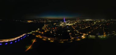 Yüksek Açılı Gece Panoramik Manzarası: Okyanus Kıyısındaki Aydınlanmış Portsmouth Central City Rıhtımı İngiltere 'nin Günbatımından Hemen sonra. İHA Kamerası 15 Mayıs 2024 gecesi çekildi.