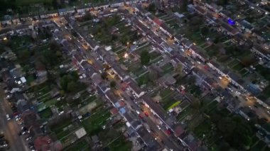 İngiliz Merkez Şehri Luton England 'ın Havadan Görünümü Şenlik Ateşi Gecesinde Büyük Britanya. Yüksek Açılı Kamera, İHA 'nın Kamerasıyla 1 Kasım 2024' te günbatımından sonra çekildi..