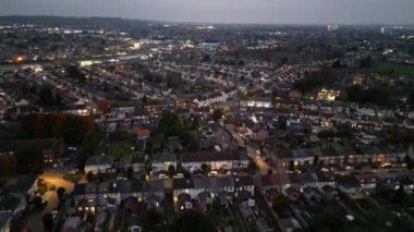 İngiliz Merkez Şehri Luton England 'ın Havadan Görünümü Şenlik Ateşi Gecesinde Büyük Britanya. Yüksek Açılı Kamera, İHA 'nın Kamerasıyla 1 Kasım 2024' te günbatımından sonra çekildi..