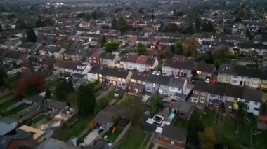 İngiliz Merkez Şehri Luton England 'ın Havadan Görünümü Şenlik Ateşi Gecesinde Büyük Britanya. Yüksek Açılı Kamera, İHA 'nın Kamerasıyla 1 Kasım 2024' te günbatımından sonra çekildi..