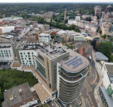 İngiltere 'nin Bournemouth şehrinde En İyi İngiliz Turist Çekimi Havadan Panoramik Görünümü. Yüksek Açılı Kamera, İHA 'nın Yüksek İrtifa Kamerası ile 23 Ağustos 2024' te çekildi.