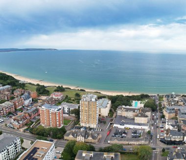 İngiltere 'nin Bournemouth şehrinde En İyi İngiliz Turist Çekimi Havadan Panoramik Görünümü. Yüksek Açılı Kamera, İHA 'nın Yüksek İrtifa Kamerası ile 23 Ağustos 2024' te çekildi.