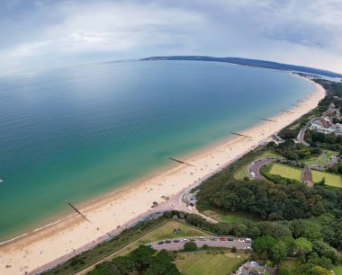 İngiltere 'nin Bournemouth şehrinde En İyi İngiliz Turist Çekimi Havadan Panoramik Görünümü. Yüksek Açılı Kamera, İHA 'nın Yüksek İrtifa Kamerası ile 23 Ağustos 2024' te çekildi.