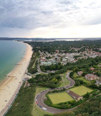 İngiltere 'nin Bournemouth şehrinde En İyi İngiliz Turist Çekimi Havadan Panoramik Görünümü. Yüksek Açılı Kamera, İHA 'nın Yüksek İrtifa Kamerası ile 23 Ağustos 2024' te çekildi.