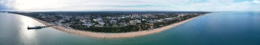 İngiltere 'nin Bournemouth şehrinde En İyi İngiliz Turist Çekimi Havadan Panoramik Görünümü. Yüksek Açılı Kamera, İHA 'nın Yüksek İrtifa Kamerası ile 23 Ağustos 2024' te çekildi.