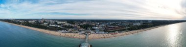 İngiltere 'nin Bournemouth şehrinde En İyi İngiliz Turist Çekimi Havadan Panoramik Görünümü. Yüksek Açılı Kamera, İHA 'nın Yüksek İrtifa Kamerası ile 23 Ağustos 2024' te çekildi.