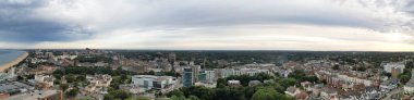 İngiltere 'nin Bournemouth şehrinde En İyi İngiliz Turist Çekimi Havadan Panoramik Görünümü. Yüksek Açılı Kamera, İHA 'nın Yüksek İrtifa Kamerası ile 23 Ağustos 2024' te çekildi.