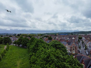 Central Downtown ve Ocean Bay yakınlarındaki Cardiff City Center ve binalarının yüksek açılı görüntüsü. Galler 'in başkenti ve Birleşik Krallık' ın en büyük 11. şehri. 28 Mayıs 2024, Yağmurlu ve Bulutlu Gün sırasında Hava Görüntüleri Yakalandı