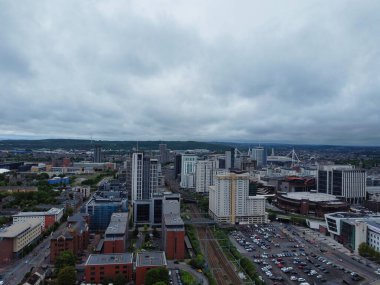 Central Downtown ve Ocean Bay yakınlarındaki Cardiff City Center ve binalarının yüksek açılı görüntüsü. Galler 'in başkenti ve Birleşik Krallık' ın en büyük 11. şehri. 28 Mayıs 2024, Yağmurlu ve Bulutlu Gün sırasında Hava Görüntüleri Yakalandı