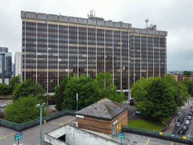 Central Downtown ve Ocean Bay yakınlarındaki Cardiff City Center ve binalarının yüksek açılı görüntüsü. Galler 'in başkenti ve Birleşik Krallık' ın en büyük 11. şehri. 28 Mayıs 2024, Yağmurlu ve Bulutlu Gün sırasında Hava Görüntüleri Yakalandı