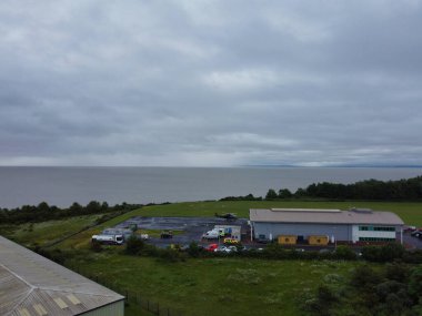 Central Downtown ve Ocean Bay yakınlarındaki Cardiff City Center ve binalarının yüksek açılı görüntüsü. Galler 'in başkenti ve Birleşik Krallık' ın en büyük 11. şehri. 28 Mayıs 2024, Yağmurlu ve Bulutlu Gün sırasında Hava Görüntüleri Yakalandı