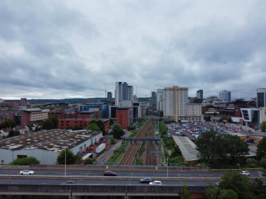 Central Downtown ve Ocean Bay yakınlarındaki Cardiff City Center ve binalarının yüksek açılı görüntüsü. Galler 'in başkenti ve Birleşik Krallık' ın en büyük 11. şehri. 28 Mayıs 2024, Yağmurlu ve Bulutlu Gün sırasında Hava Görüntüleri Yakalandı