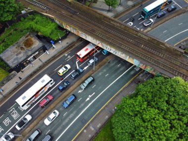 Central Downtown ve Ocean Bay yakınlarındaki Cardiff City Center ve binalarının yüksek açılı görüntüsü. Galler 'in başkenti ve Birleşik Krallık' ın en büyük 11. şehri. 28 Mayıs 2024, Yağmurlu ve Bulutlu Gün sırasında Hava Görüntüleri Yakalandı