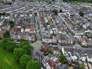 Central Downtown ve Ocean Bay yakınlarındaki Cardiff City Center ve binalarının yüksek açılı görüntüsü. Galler 'in başkenti ve Birleşik Krallık' ın en büyük 11. şehri. 28 Mayıs 2024, Yağmurlu ve Bulutlu Gün sırasında Hava Görüntüleri Yakalandı