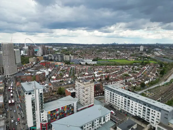 İngiltere 'nin Merkez ve Merkez Wembley Londra şehrinin havadan görüntüsü. Yüksek Açılı Kamera 17 Nisan 2024 'te İHA' nın Orta Yükseklikten Kamerası ile yakalandı.