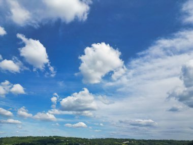 İngiltere 'nin Bath City üzerinde En Güzel Temiz Gökyüzü ve Dramatik Bulutlar Yüksek Açı Manzarası. İHA 'nın Yüksek İrtifadan Kamera Görüntüsü.