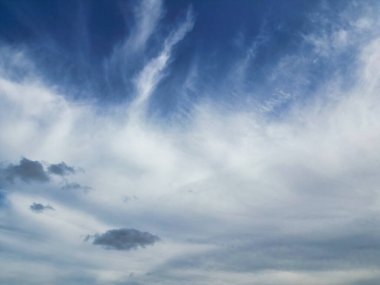 İngiltere 'nin Bath City üzerinde En Güzel Temiz Gökyüzü ve Dramatik Bulutlar Yüksek Açı Manzarası. İHA 'nın Yüksek İrtifadan Kamera Görüntüsü.