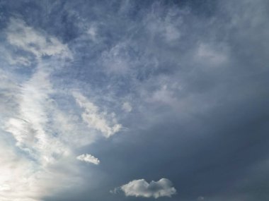 İngiltere 'nin Bath City üzerinde En Güzel Temiz Gökyüzü ve Dramatik Bulutlar Yüksek Açı Manzarası. İHA 'nın Yüksek İrtifadan Kamera Görüntüsü.